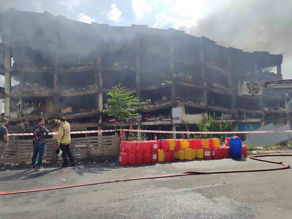 İş hanında çıkan yangın 3’üncü gününde de devam ediyor