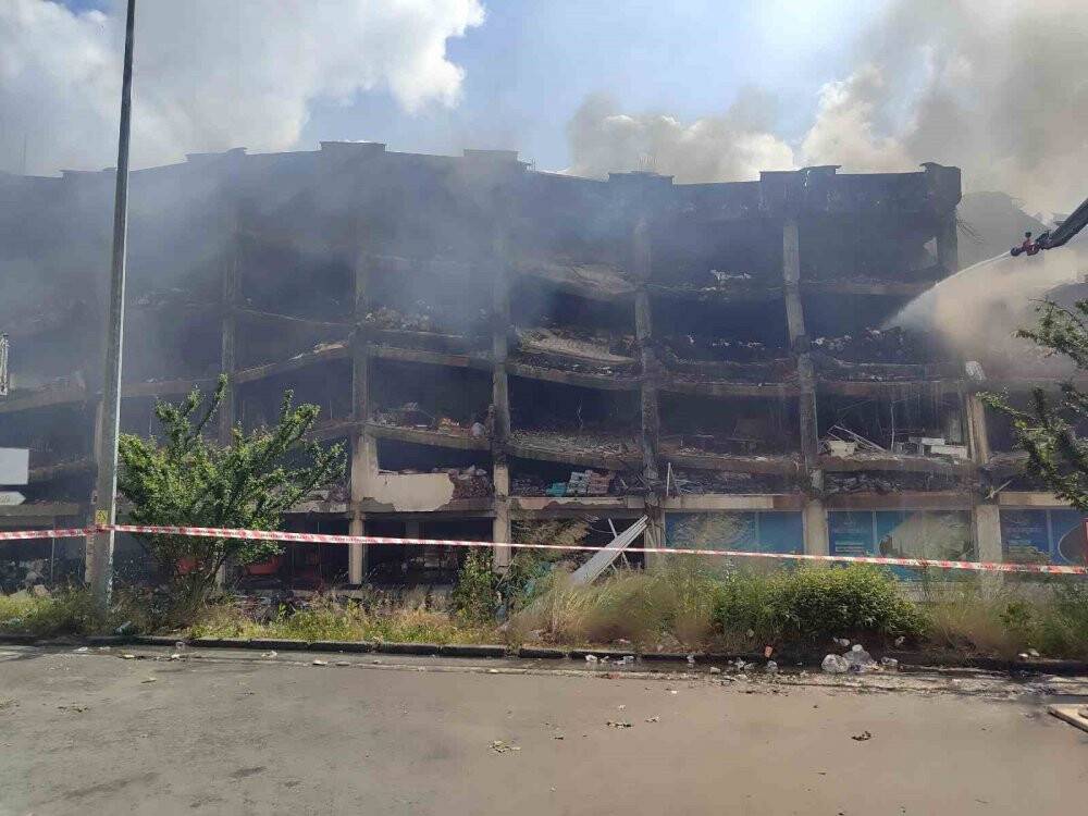 İş hanında çıkan yangın 3’üncü gününde de devam ediyor