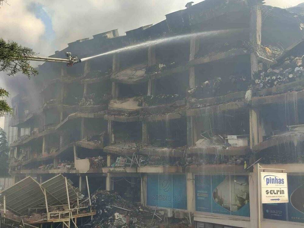 İş hanında çıkan yangın 3’üncü gününde de devam ediyor