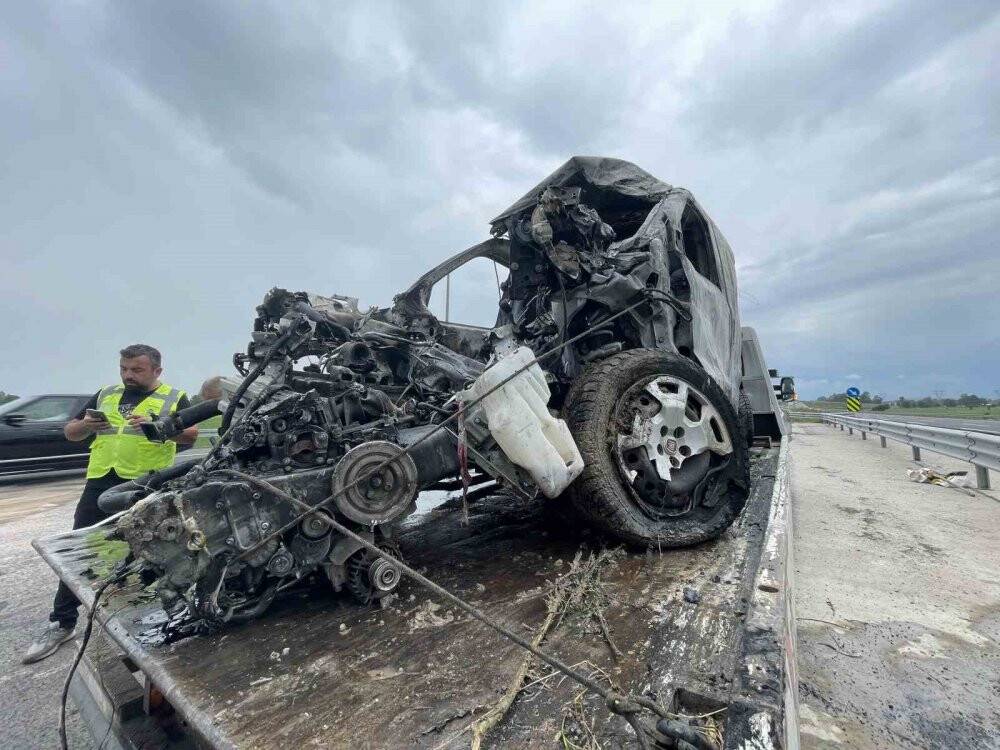 KMO’da korkutan kaza: Araç bariyerlere çarparak alev aldı