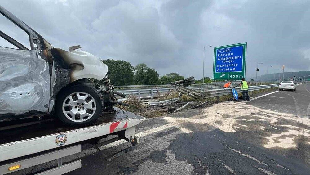 KMO’da korkutan kaza: Araç bariyerlere çarparak alev aldı