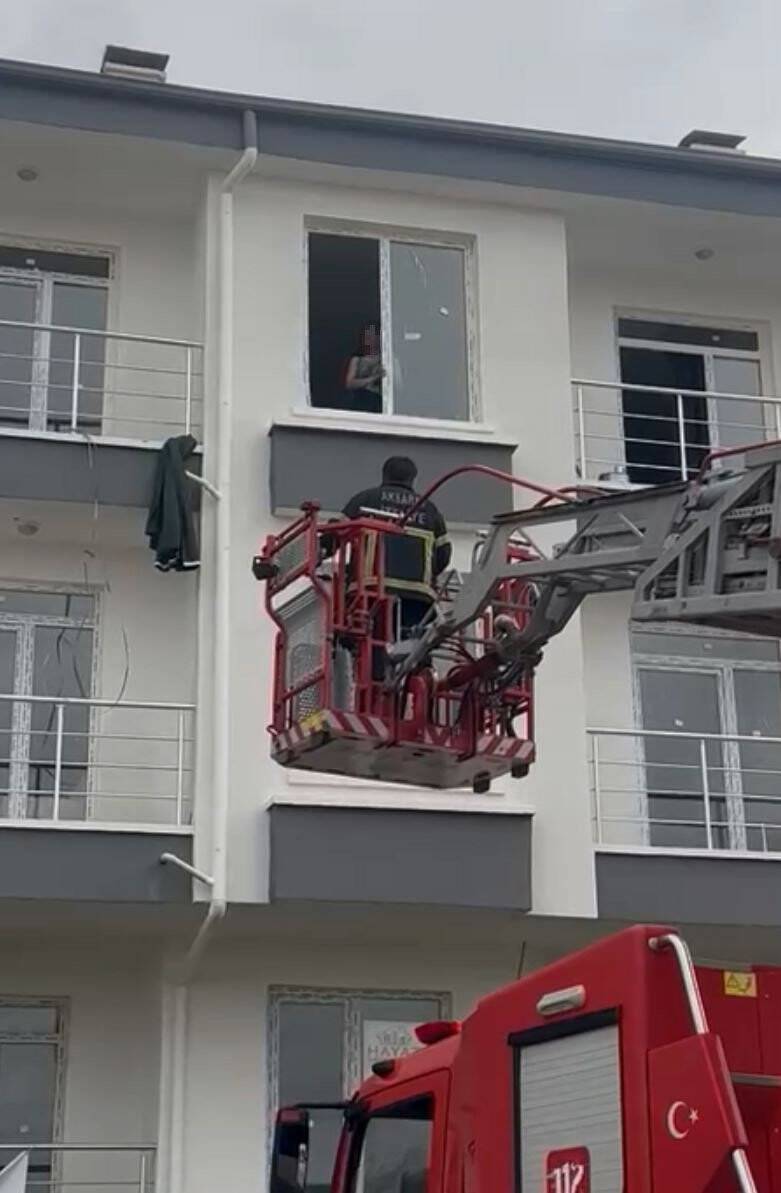 Rezidansta alıkonulan kadını polis ve itfaiye kurtardı