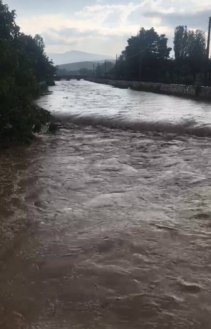 Sel sularının önüne ne geldiyse katıp sürüklediği anlar kamerada