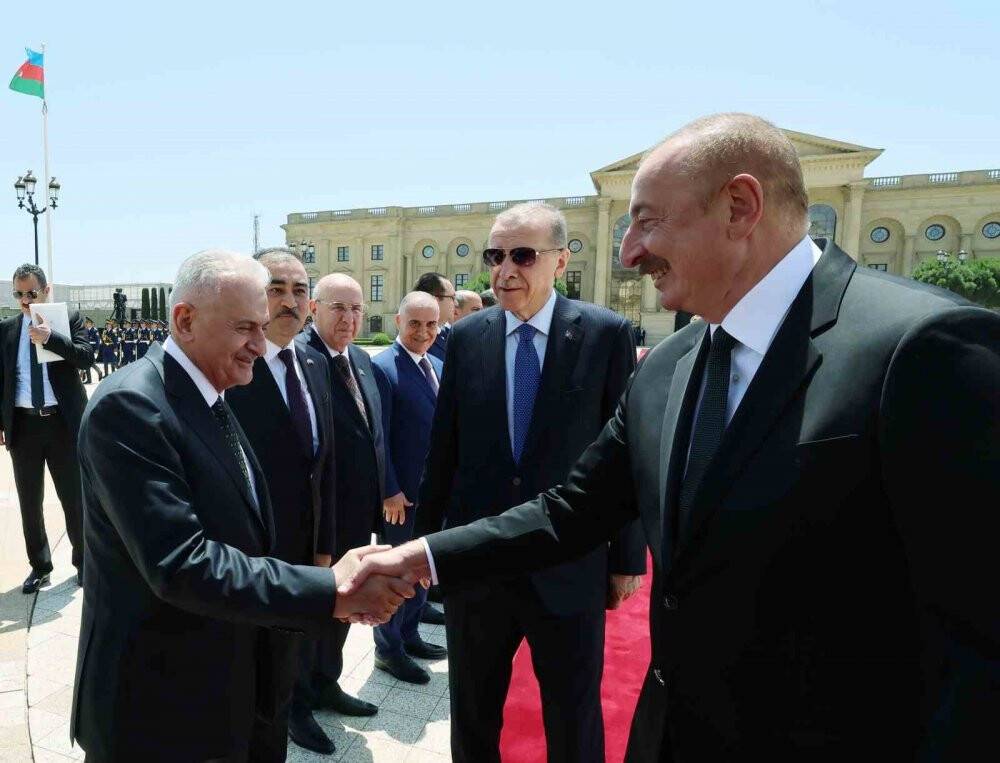 Cumhurbaşkanı Erdoğan, Bakü’de resmi törenle karşılandı