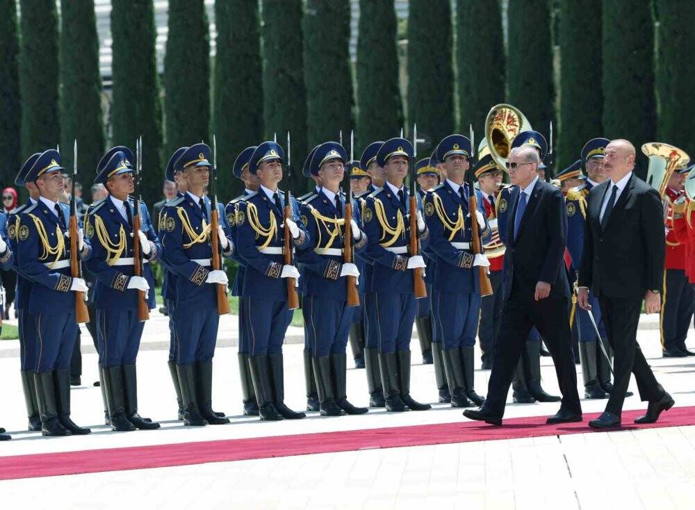 Cumhurbaşkanı Erdoğan, Bakü’de resmi törenle karşılandı