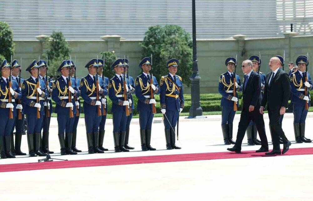 Cumhurbaşkanı Erdoğan, Bakü’de resmi törenle karşılandı