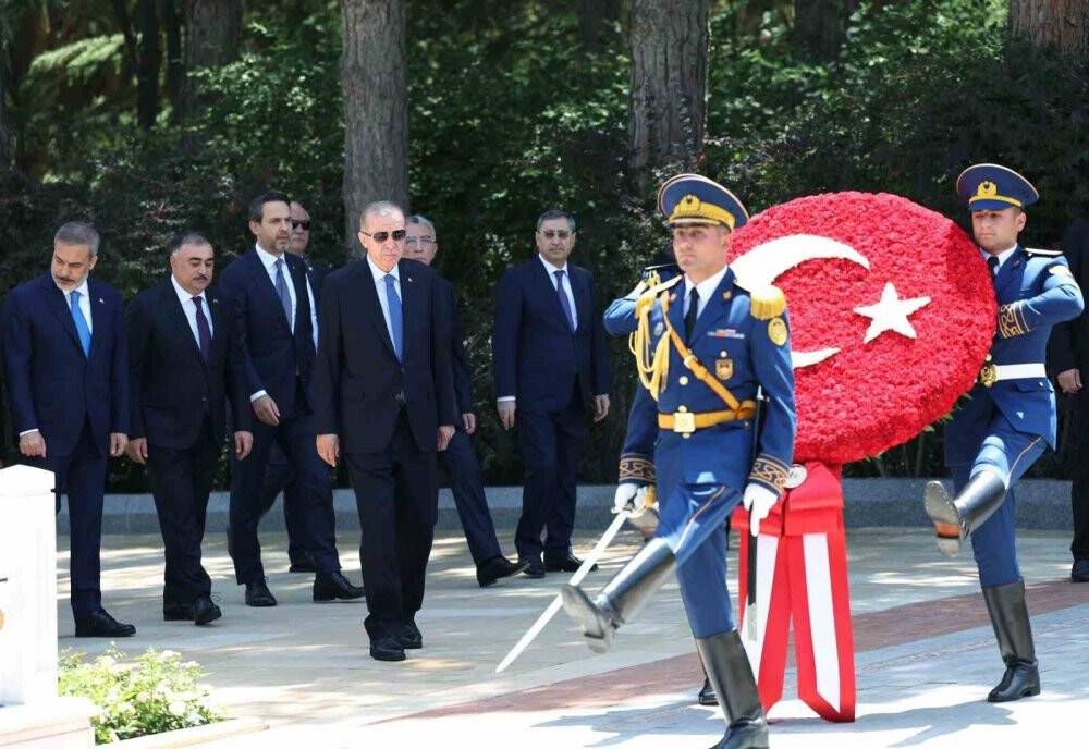 Cumhurbaşkanı Erdoğan, Bakü’de şehitliği ziyaret etti