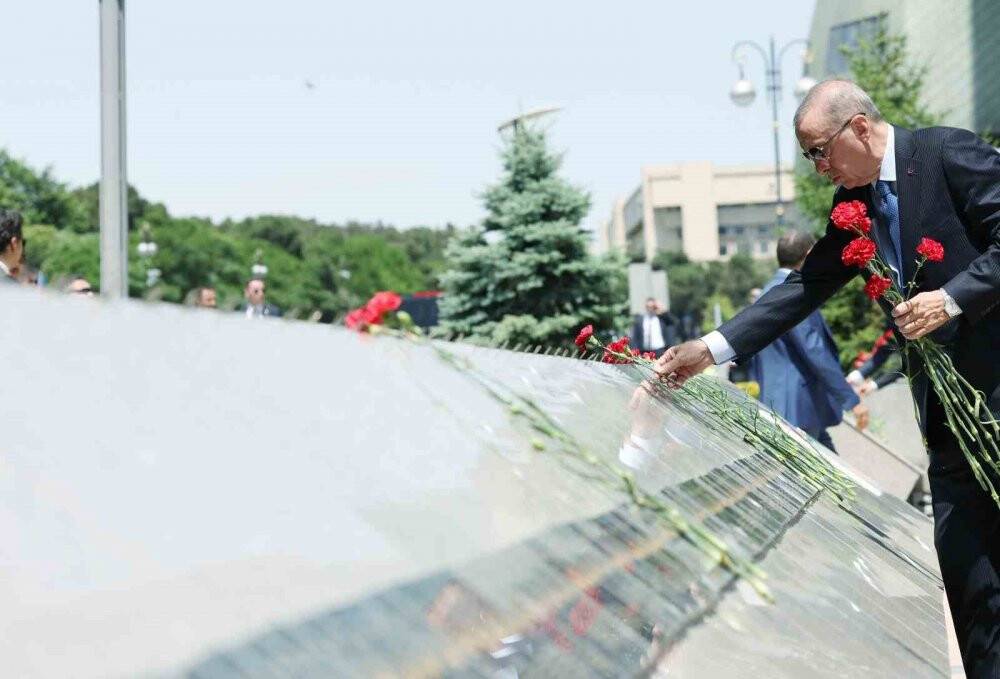Cumhurbaşkanı Erdoğan, Bakü’de şehitliği ziyaret etti