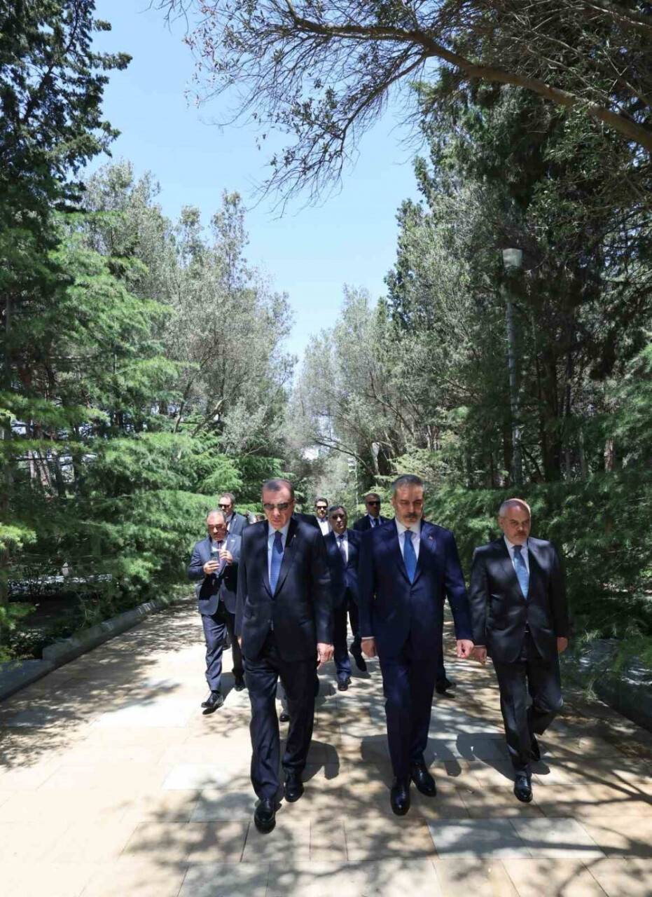 Cumhurbaşkanı Erdoğan, Bakü’de şehitliği ziyaret etti