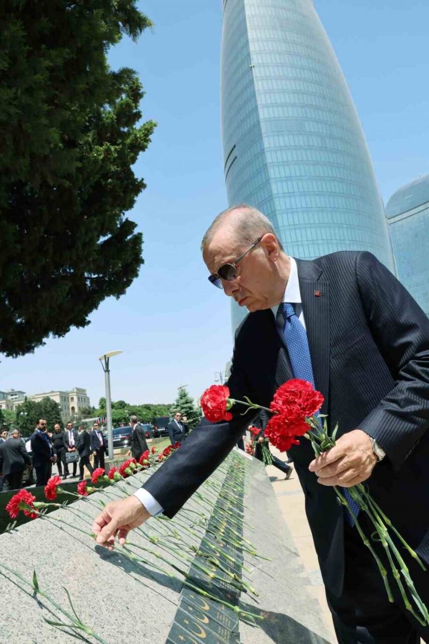 Cumhurbaşkanı Erdoğan, Bakü’de şehitliği ziyaret etti