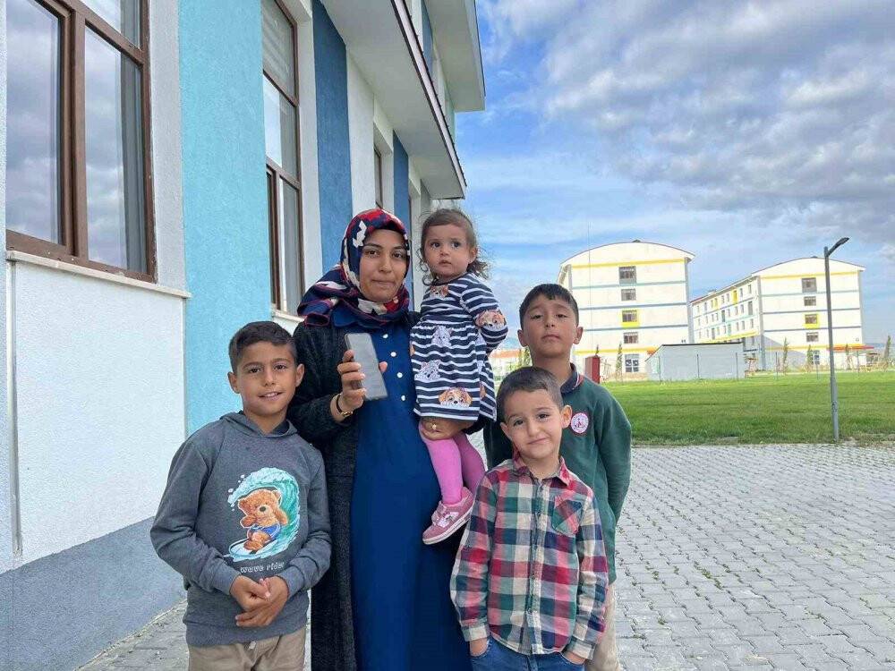 Deprem evlerini, yangın eşyalarını, dolandırıcılar paralarını aldı