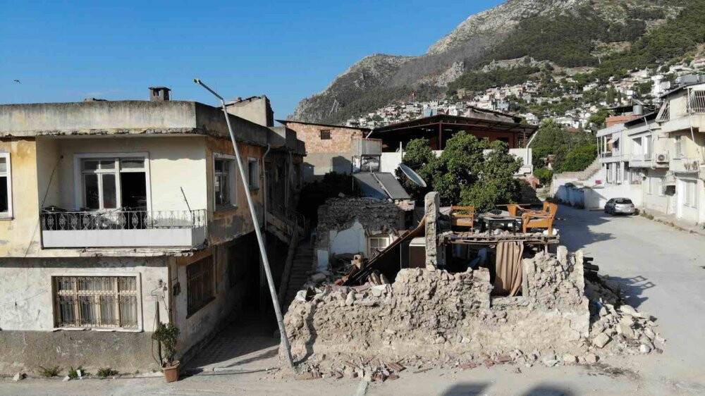 Enkazın ortasında dikkat çeken koltuk takımı