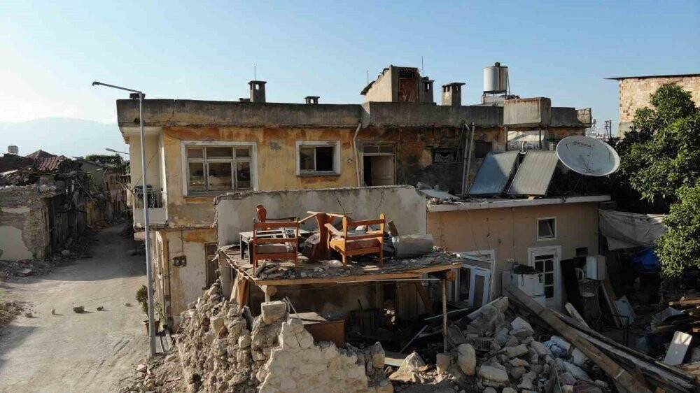 Enkazın ortasında dikkat çeken koltuk takımı