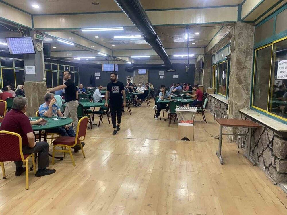 İzmir’de kumarhane baskını