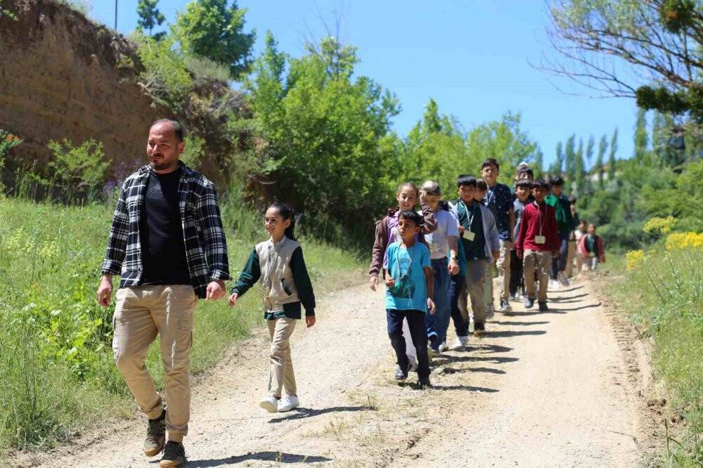 Konya'daki duvarsız okulda tabiat ile iç içe binlerce öğrenciye eğitim
