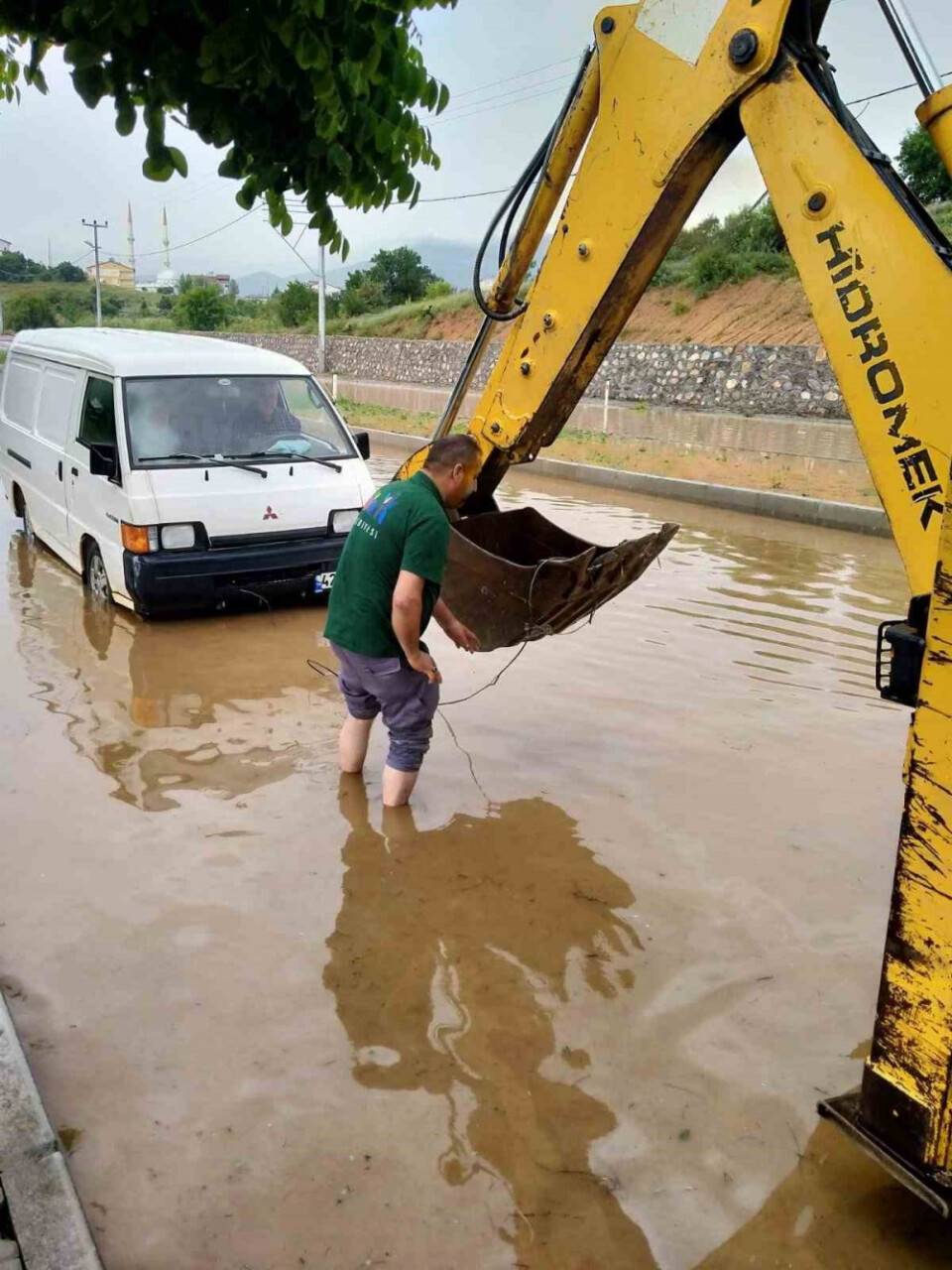 Hüyük sağanak yağış ve doluya teslim oldu