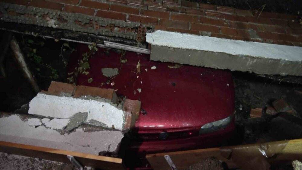 İstinat duvarı çöktü, 6 araç altında kaldı