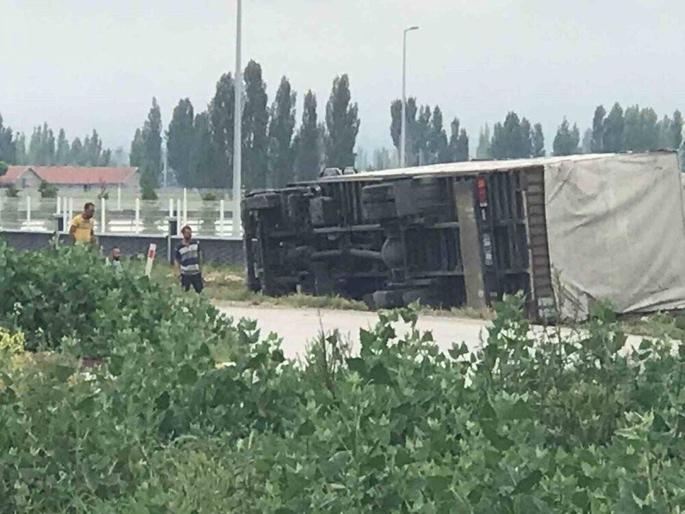 Konya'da kontrolden çıkan kamyon devrildi