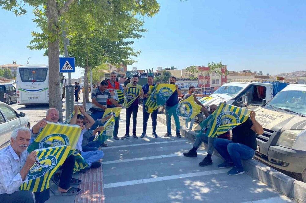 Konya'daki maç öncesi esnafa Şanlıurfaspor bayrağı dağıtıldı