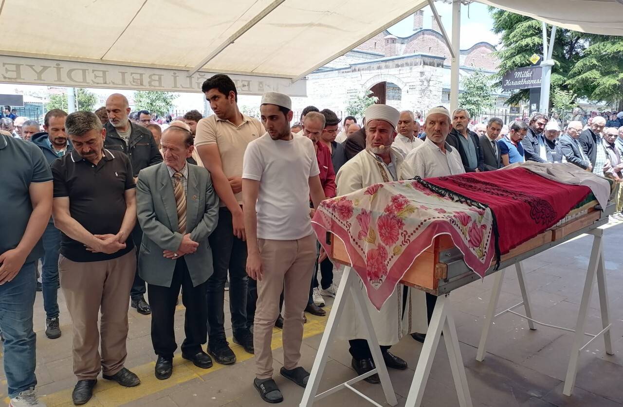 aa-20230615-31436028-31436027-alanyada-calistigi-aile-sagligi-merkezinde-esi-tarafindan-oldurulen-doktorun-cenazesi-konyada-defnedildi.jpg