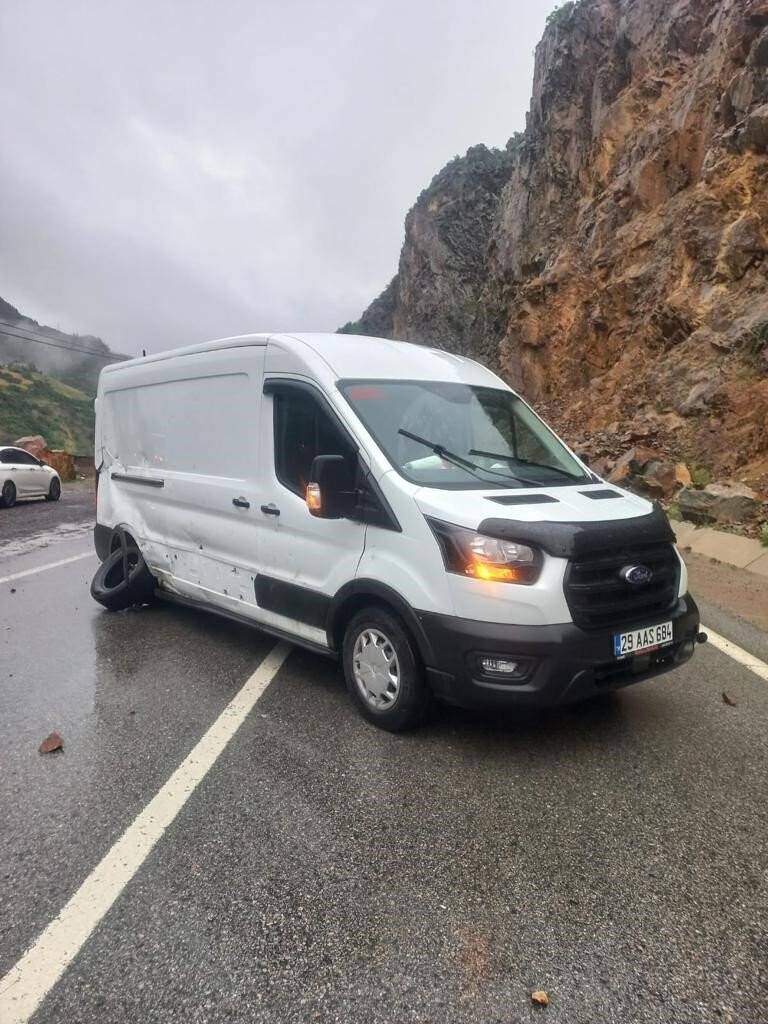 Ekmek yüklü minibüse dağdan kopan kayalar çarptı