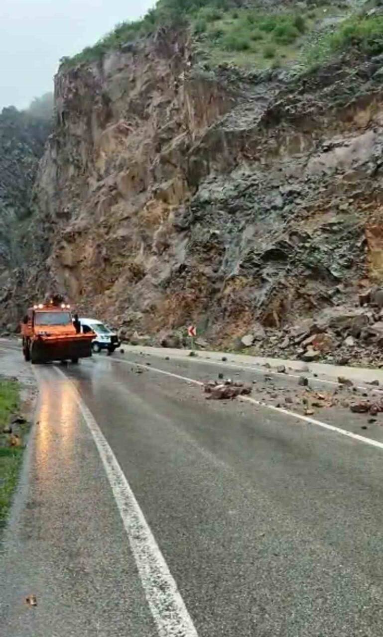 Ekmek yüklü minibüse dağdan kopan kayalar çarptı