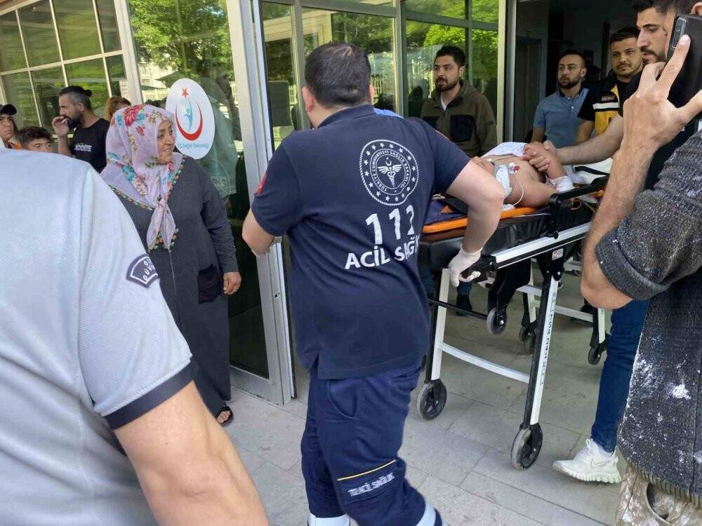 Konya'da yolun karşısına geçmek isteyen çocuğa otomobil çarptı