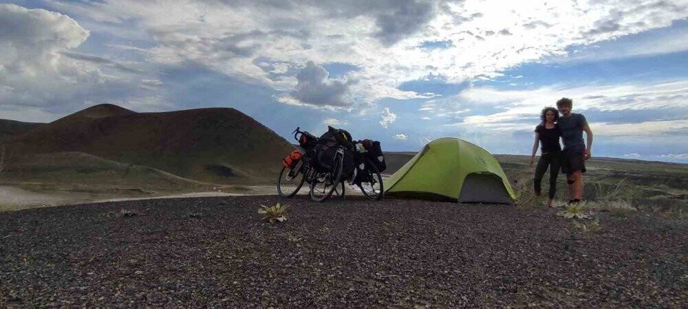 Dünya turundaki turist çift  'dünyanın nazar boncuğun' da