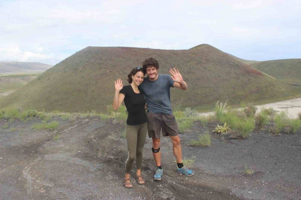 Dünya turundaki turist çift  'dünyanın nazar boncuğun' da