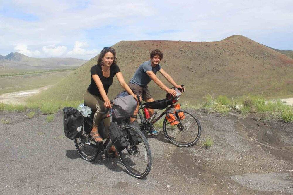 Dünya turundaki turist çift  'dünyanın nazar boncuğun' da