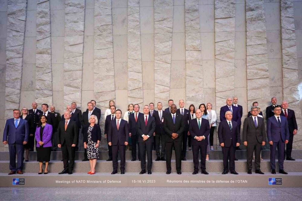 NATO’da aile fotoğrafı çekimi