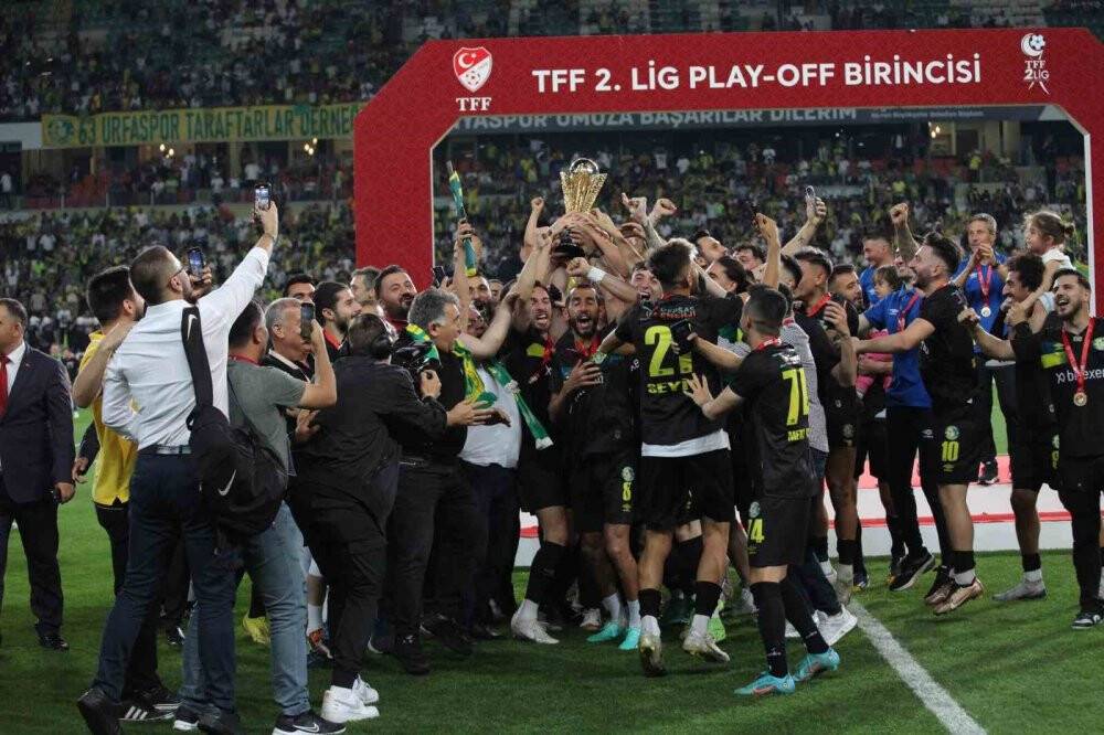 Spor Toto 1. Lig’e yükselen Şanlıurfaspor Konya'da kupasını kaldırdı