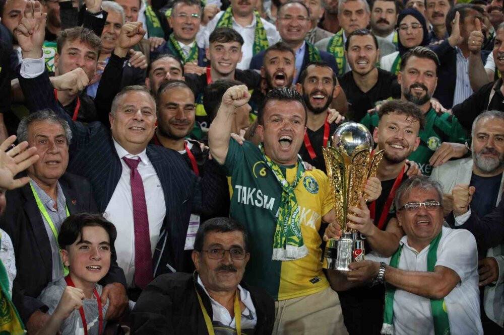 Spor Toto 1. Lig’e yükselen Şanlıurfaspor Konya'da kupasını kaldırdı
