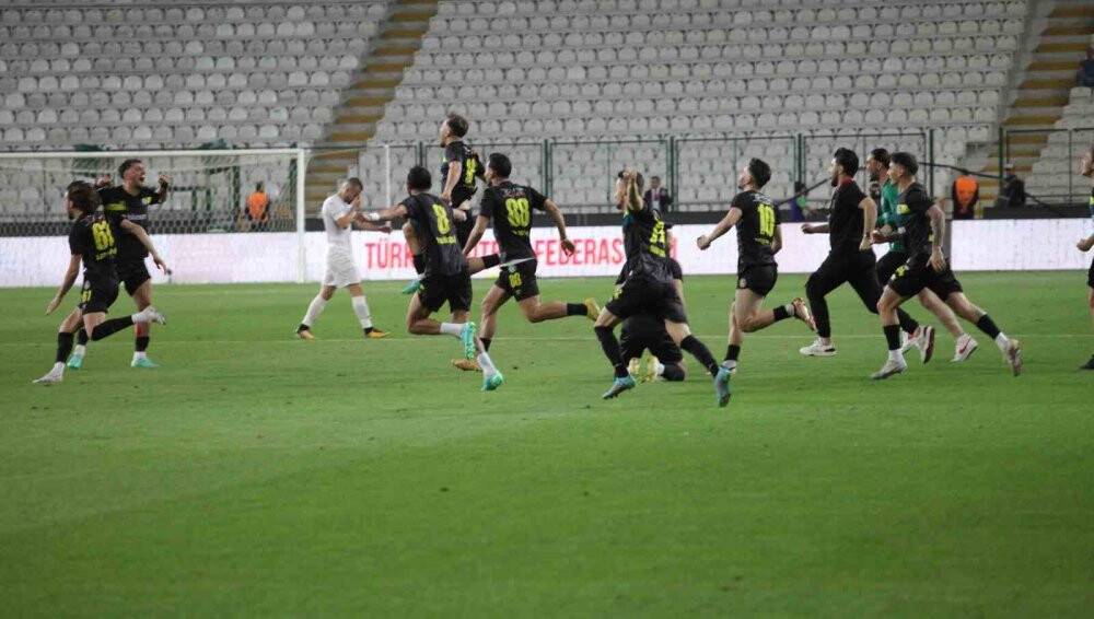 Spor Toto 1. Lig’e yükselen Şanlıurfaspor Konya'da kupasını kaldırdı