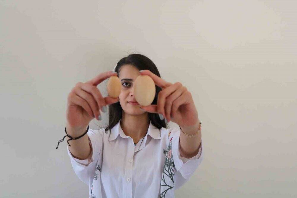 Tavuğun yaptığı mini yumurta şaşırttı