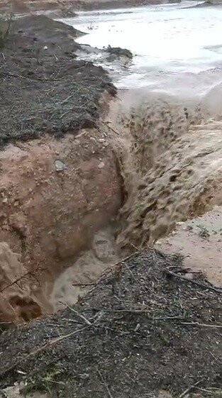 Konya'da sel sularını yer yarığı yuttu