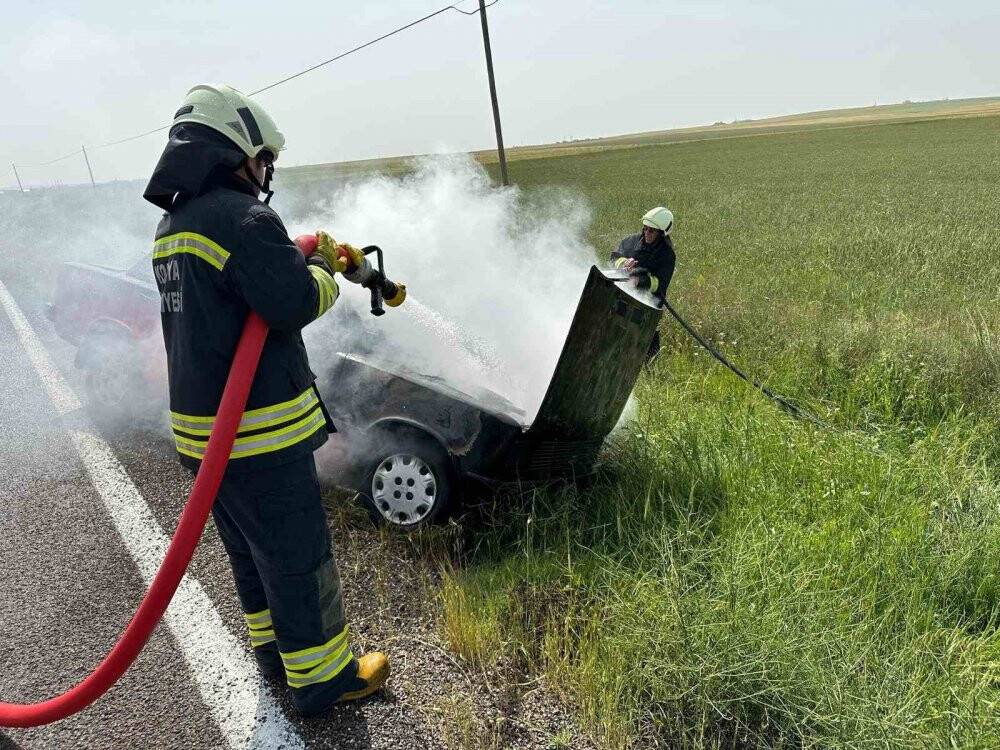 Kulu'da seyir halindeki otomobil alev alev yandı