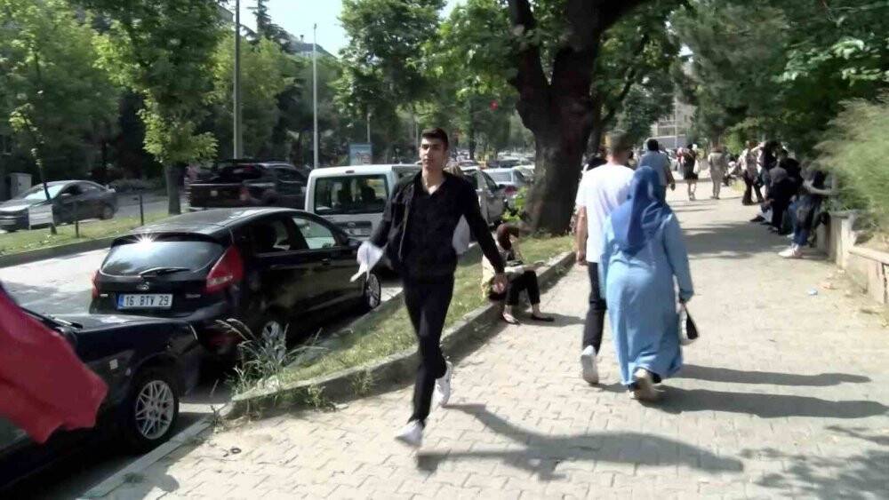 Sınava geç kaldı, gözyaşlarını tutamadı