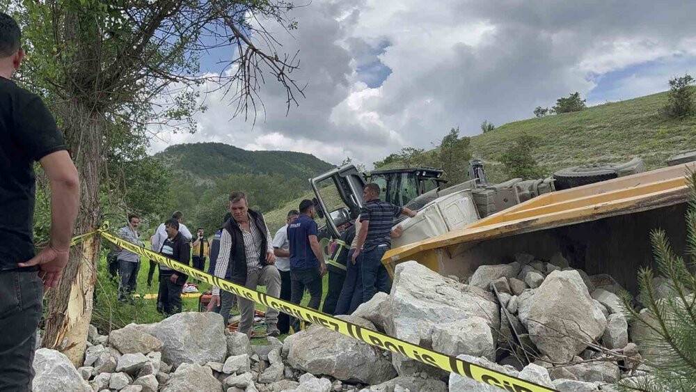 Hafriyat kamyonu şarampole devrildi, sıkışan sürücü 1 saatte kurtarıldı