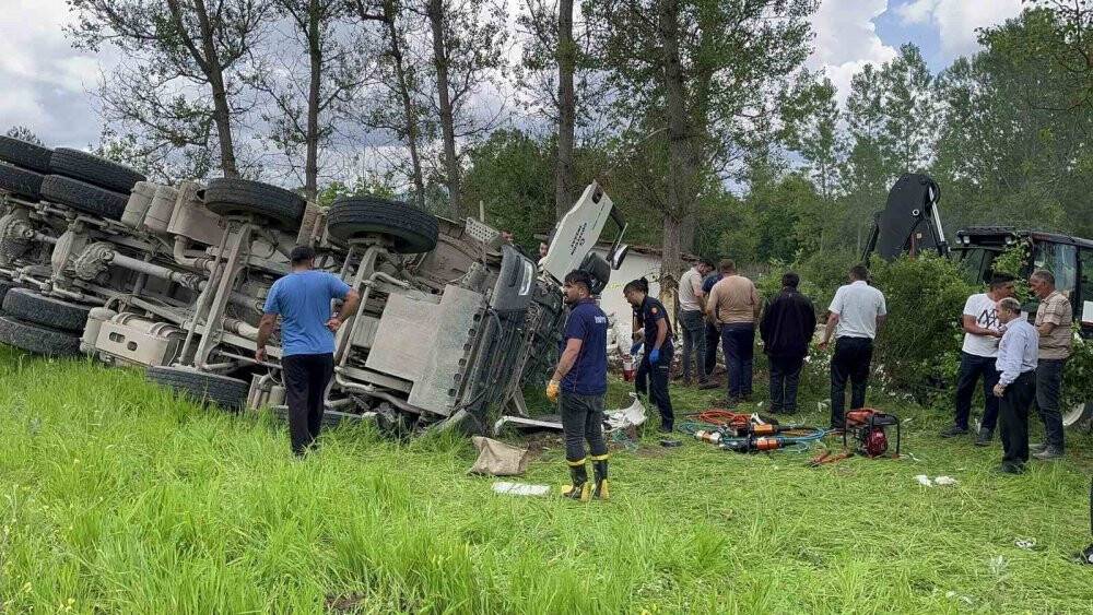 Hafriyat kamyonu şarampole devrildi, sıkışan sürücü 1 saatte kurtarıldı