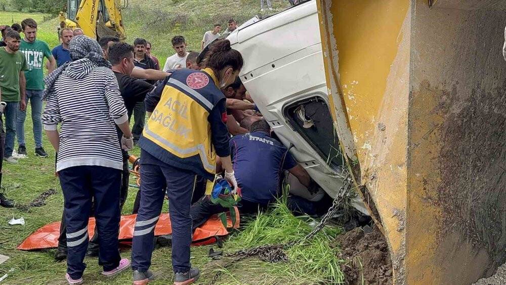 Hafriyat kamyonu şarampole devrildi, sıkışan sürücü 1 saatte kurtarıldı