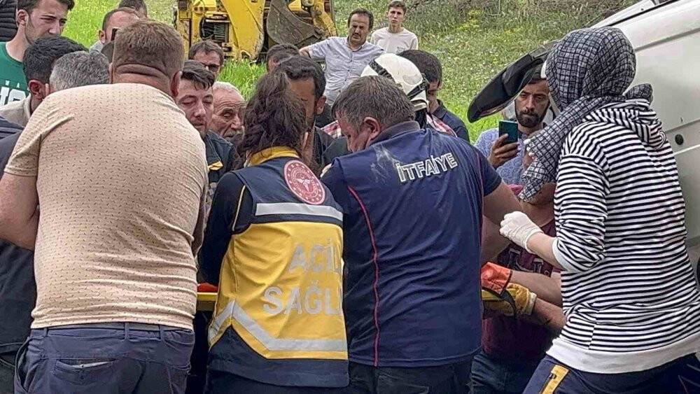 Hafriyat kamyonu şarampole devrildi, sıkışan sürücü 1 saatte kurtarıldı