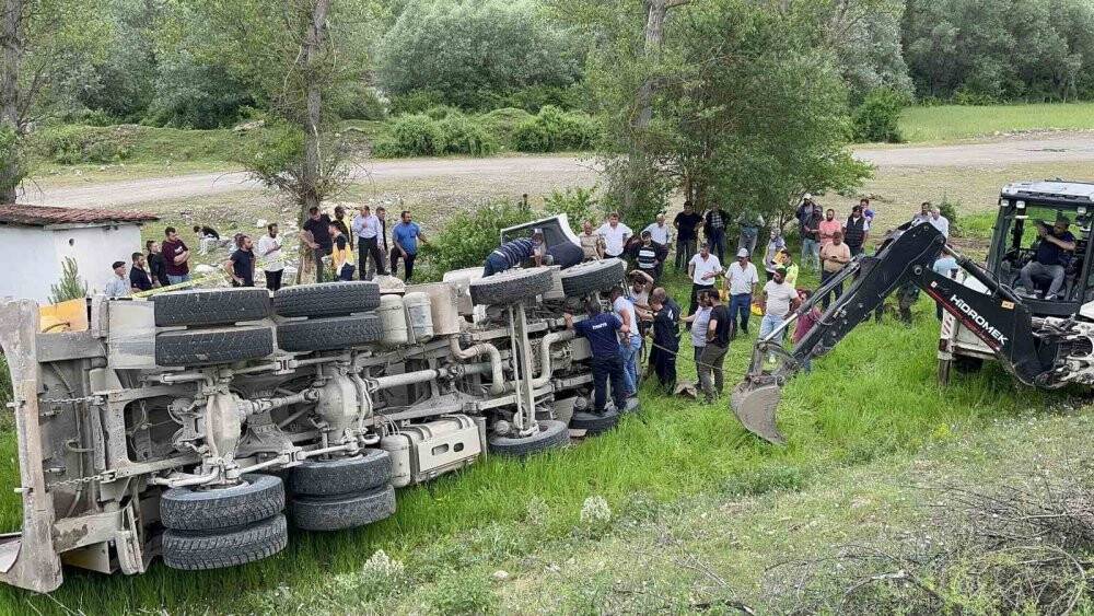 Hafriyat kamyonu şarampole devrildi, sıkışan sürücü 1 saatte kurtarıldı