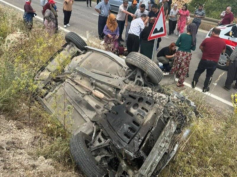 Takla atan otomobildeki 4 kişi yaralandı