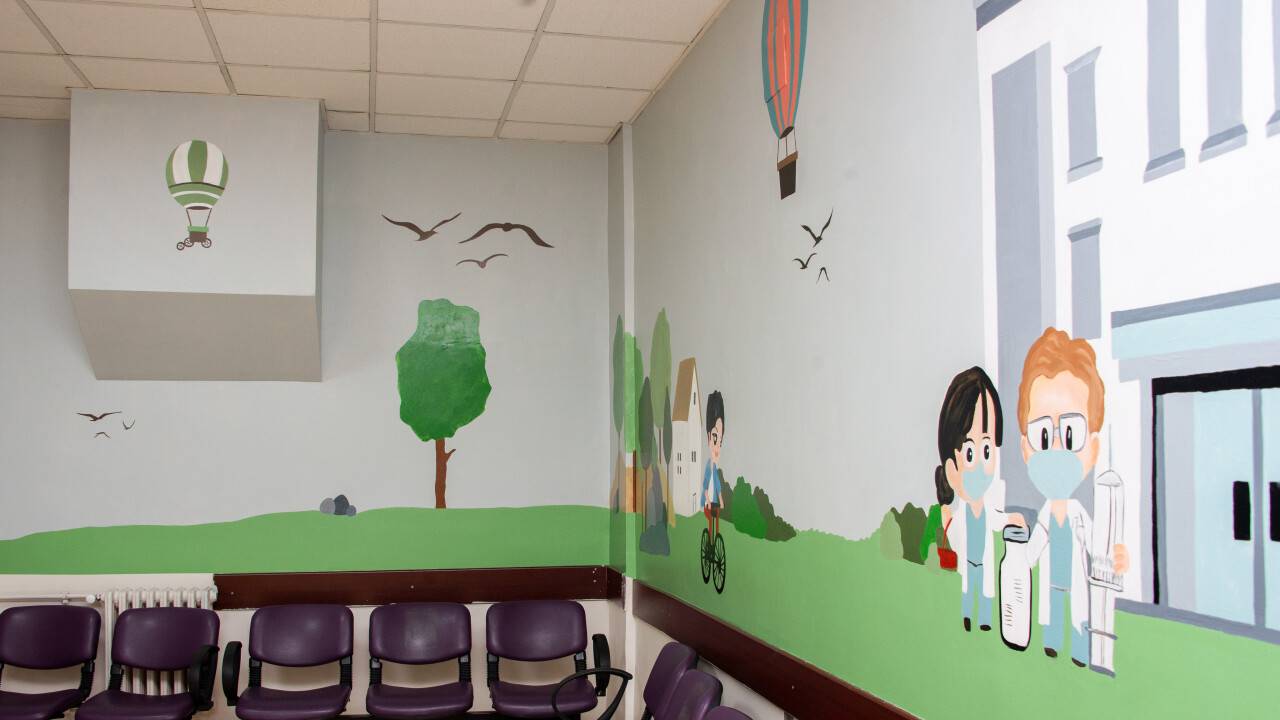 cocuklara-hastaneyi-keyifli-hale-getirmek-icin-duvar-boyama-etkinligi-duzenlendi-2.jpg