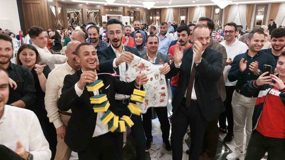 Karaciğer nakli olan dayısını gelinliğiyle hastanede ziyaret etti