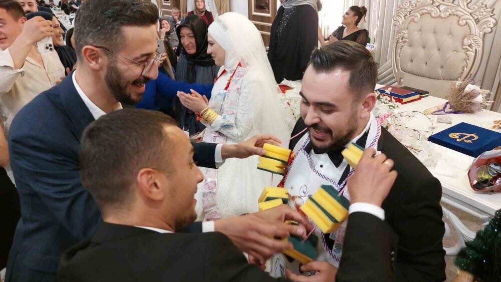 Karaciğer nakli olan dayısını gelinliğiyle hastanede ziyaret etti