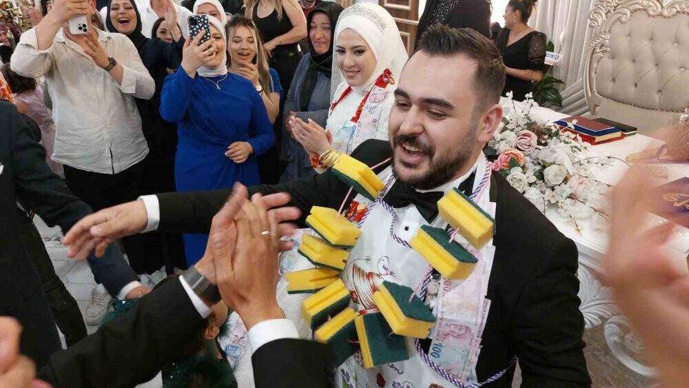 Karaciğer nakli olan dayısını gelinliğiyle hastanede ziyaret etti
