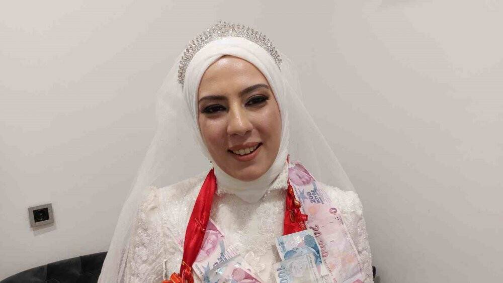 Karaciğer nakli olan dayısını gelinliğiyle hastanede ziyaret etti