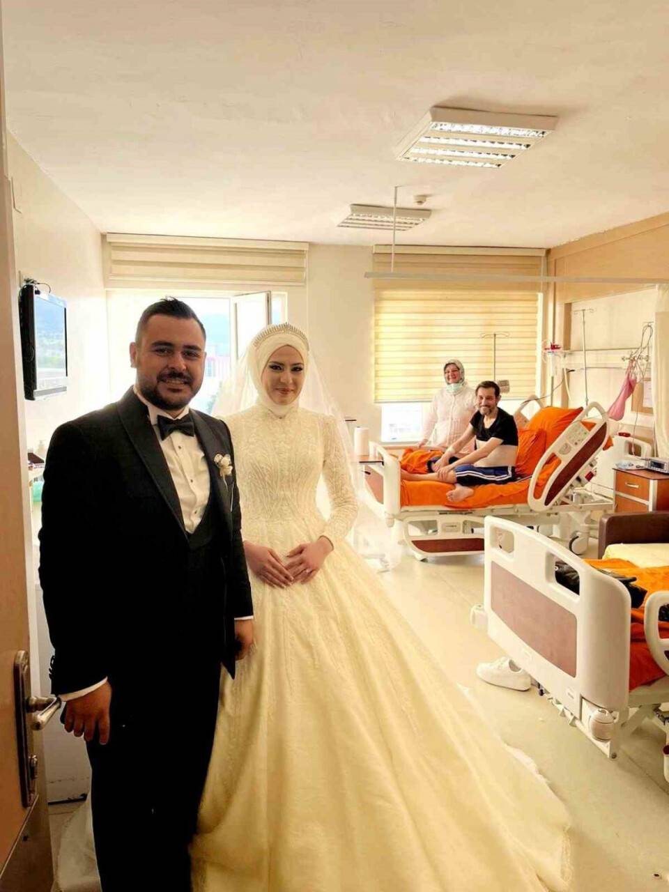Karaciğer nakli olan dayısını gelinliğiyle hastanede ziyaret etti